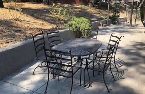 Atascadero Casa | Welcome Inn: Family Friendly Oasis among the Oaks in Wine Country