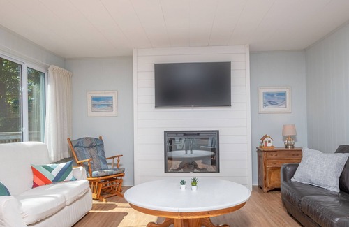 Ashfield-Colborne-Wawanosh Cabaña | Welcome to AmberHill, a charming cottage with easy beach access