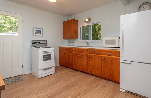 Ashfield-Colborne-Wawanosh Cabaña | Welcome to AmberHill, a charming cottage with easy beach access