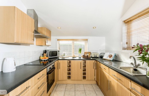 Port Isaac Cabaña | Welcome to Bay View, a stunning five-bedroom dog-friendly holiday home