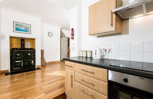 Port Isaac Cabaña | Welcome to Bay View, a stunning five-bedroom dog-friendly holiday home