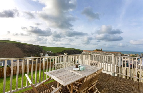 Port Isaac Cabaña | Welcome to Bay View, a stunning five-bedroom dog-friendly holiday home
