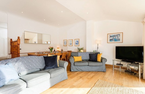Port Isaac Cabaña | Welcome to Bay View, a stunning five-bedroom dog-friendly holiday home