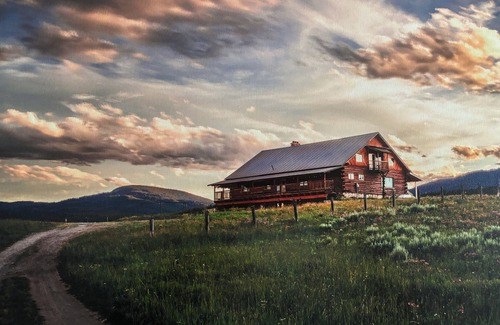 West Yellowstone Cabina | Welcome to Crane Meadows, West Yellowstone Cabin, sleeps 32 close to Hebgen Lake