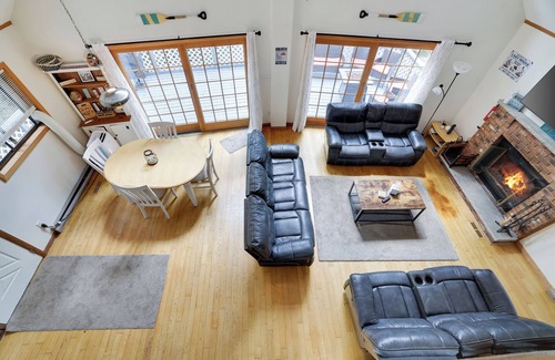 Hamlin Chalet De Esquí | Welcome to Family ties, steps from the main beach and pool in the Hideout!
