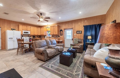 Liberty Hill Casa | Welcome to Grizzly Acres! Far out; close by! Secluded barndo/house near Austin!