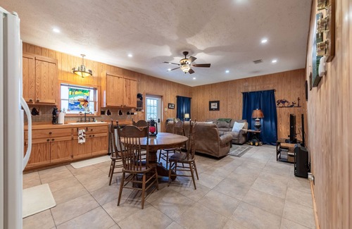 Liberty Hill Casa | Welcome to Grizzly Acres! Far out; close by! Secluded barndo/house near Austin!