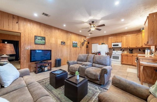 Liberty Hill Casa | Welcome to Grizzly Acres! Far out; close by! Secluded barndo/house near Austin!