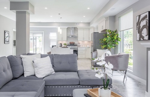 Innisfil Casa | Welcome to Lake House by Lis, where stunning lake views and serene sunsets await