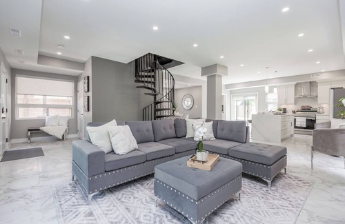Innisfil Casa | Welcome to Lake House by Lis, where stunning lake views and serene sunsets await