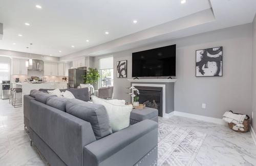 Innisfil Casa | Welcome to Lake House by Lis, where stunning lake views and serene sunsets await
