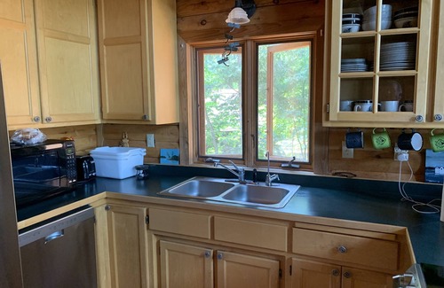 Hackensack Cabina | Welcome to Lakeside Haven on Webb Lake, surrounded by towering pines!