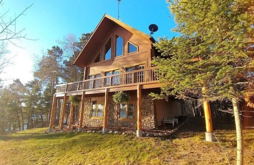Hackensack Cabina | Welcome to Lakeside Haven on Webb Lake, surrounded by towering pines!