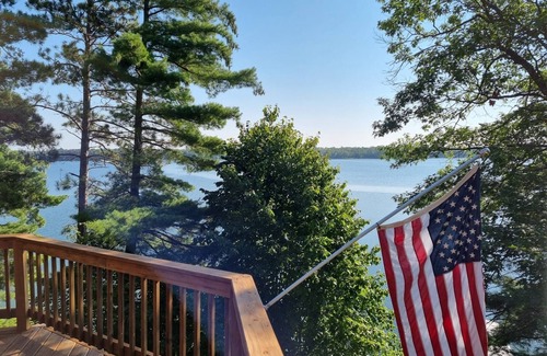 Hackensack Cabina | Welcome to Lakeside Haven on Webb Lake, surrounded by towering pines!