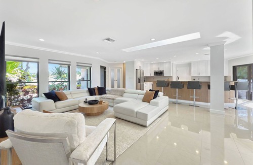 Coral Shores Casa | Welcome to Lux Waterfront Getaway: Modern & Pet-Friendly