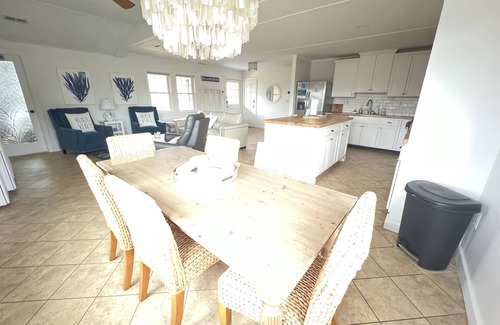 Avon Casa | Welcome to Makai Sunrise, a cottage by the beach and a 30 second walk to shore!