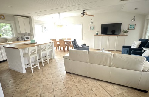 Avon Casa | Welcome to Makai Sunrise, a cottage by the beach and a 30 second walk to shore!