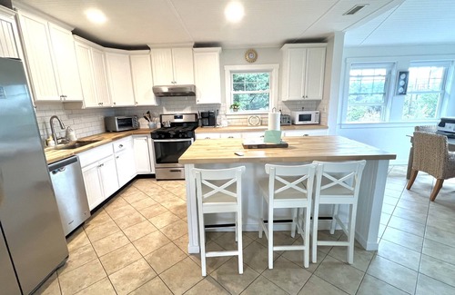 Avon Casa | Welcome to Makai Sunrise, a cottage by the beach and a 30 second walk to shore!