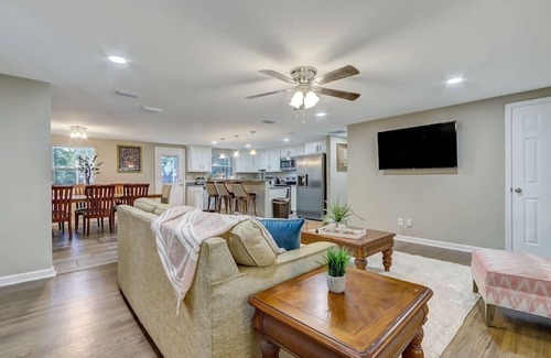 Northside Casa | Welcome to Merival Manor!! Fresh & New find your way to this spacious hideaway