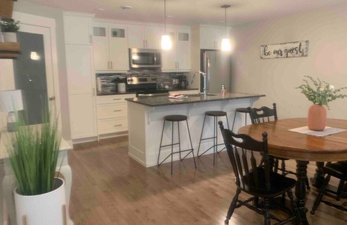 Fredericton Apartamento | Welcome to our beautiful 2 level townhouse located in uptown Fredericton