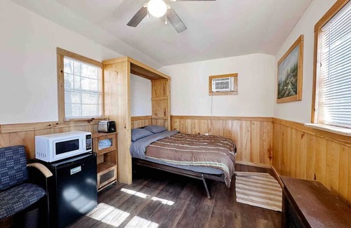 Edgemont Cabina | Welcome to our charming tiny house cabin at Blue Clouds Resort!