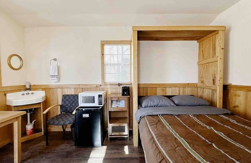 Edgemont Cabina | Welcome to our charming tiny house cabin at Blue Clouds Resort!