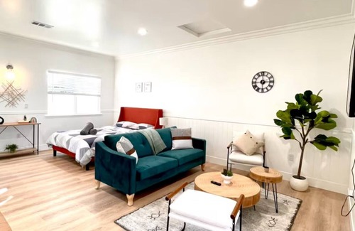 Southwest Anaheim Apartamento | Welcome to Our Cozy Masterbedroom near Disneyland