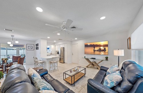 Sarasota Casa | Welcome to Palm Paradise! A Serene and private 3-bedroom home close to beach!