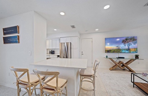 Sarasota Casa | Welcome to Palm Paradise! A Serene and private 3-bedroom home close to beach!