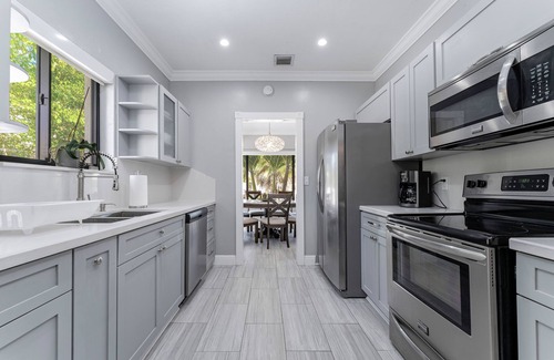 The Roads Casa | Welcome to Paradise POOL Home in Brickell 5 min to the beach.