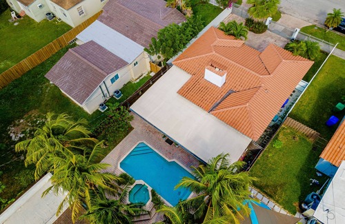 The Roads Casa | Welcome to Paradise POOL Home in Brickell 5 min to the beach.