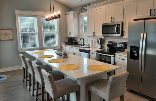 Corolla Village Condominio | Welcome to Saltwater Seaclusion! Heart of Corolla! Walk to everything!