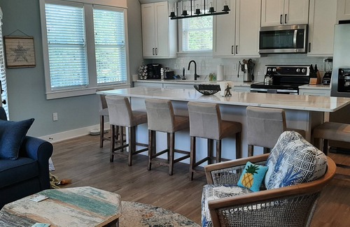 Corolla Village Condominio | Welcome to Saltwater Seaclusion! Heart of Corolla! Walk to everything!