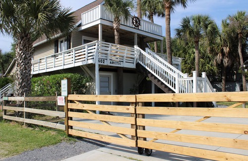 Folly Beach Casa | Bienvenido a Swell Cottage! Impresionante Second Folly Beach con excelentes vistas al mar