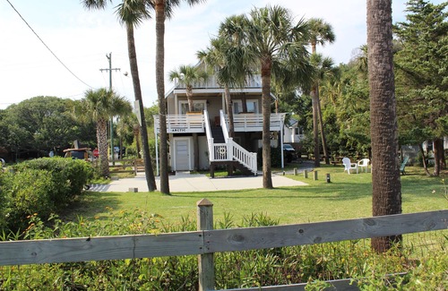 Folly Beach Casa | Bienvenido a Swell Cottage! Impresionante Second Folly Beach con excelentes vistas al mar