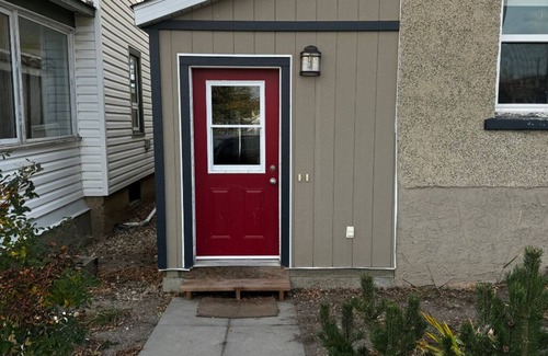 Nanton Apartamento | Welcome to The Alcott, a musical inspired cozy suite in Nanton! Pet Friendly!