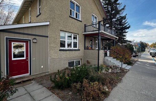Nanton Apartamento | Welcome to The Alcott, a musical inspired cozy suite in Nanton! Pet Friendly!