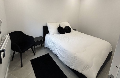 Bellevue Apartamento | Welcome to the Black and White Cdgparc DES Expositions