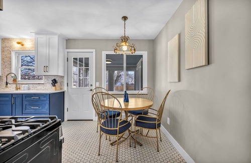 Richmond Heights Casa | Welcome to the Buckeye Bungalow, sleeps 8 with A/C, Wifi and games in Euclid