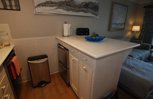 Galveston Apartamento | Welcome to the "Emerald Pearl", charming condo located steps away from the beach