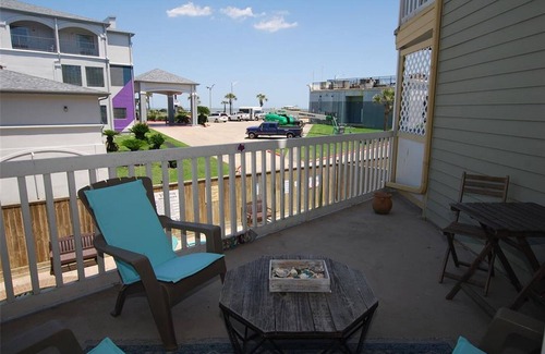 Galveston Apartamento | Welcome to the "Emerald Pearl", charming condo located steps away from the beach