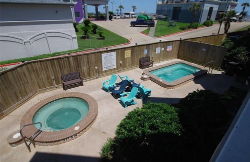 Galveston Apartamento | Welcome to the "Emerald Pearl", charming condo located steps away from the beach