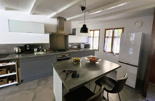 Molitg-les-Bains Villa | Bienvenido a la Casita y su gran terraza en el corazón del pueblo histórico.