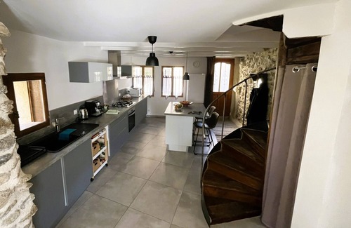 Molitg-les-Bains Villa | Bienvenido a la Casita y su gran terraza en el corazón del pueblo histórico.