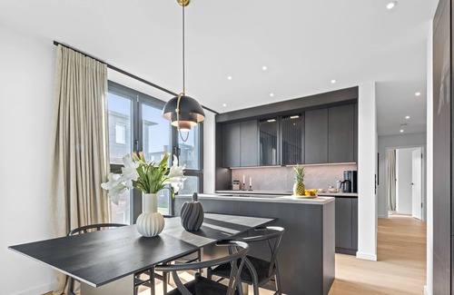 List Apartamento | Welcome to the Greenwich Suite – Luxury for 4 People with Balcony and Sauna.