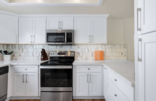 Sunrise Villas Condominio | Welcome to the Grand Bahama. An updated condo in South PS with Mountain Views.