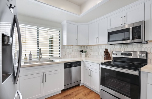 Sunrise Villas Condominio | Welcome to the Grand Bahama. An updated condo in South PS with Mountain Views.