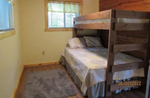 Harrison Cabina | Welcome to the Howell-a-Day Inn.