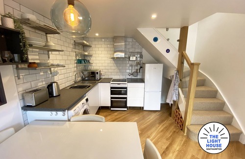 Southampton Casa | Welcome to The Light House a tranquil city retreat, with off road parking.