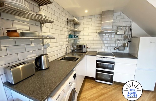 Southampton Casa | Welcome to The Light House a tranquil city retreat, with off road parking.